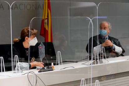 Concepción Espejel y Ramón Sáez, durante el juicio contra Josep Lluís Trapero, en 2020.