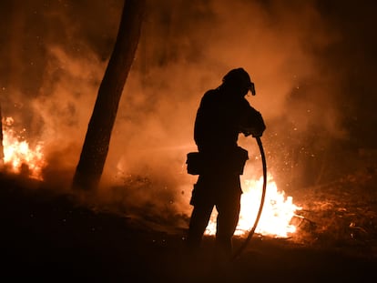 Un bombero trabajaba este sábado en labores de extinción en Thrakomakedones, al norte de Atenas.