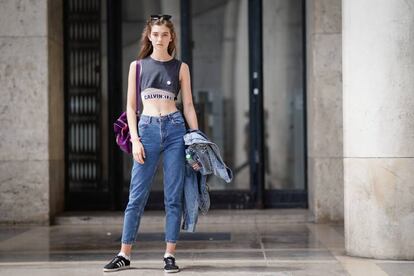 Una modelo viste parte de la última colección de Calvin Klein.
