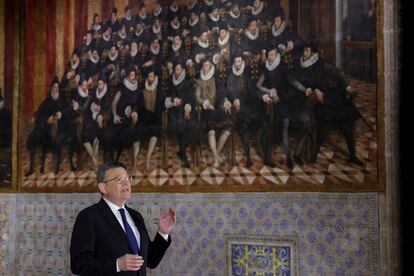 El presidente de la Generalitat valenciana, Ximo Puig, en su mensaje de fin de año, en el Saló de Corts de la Generalitat.