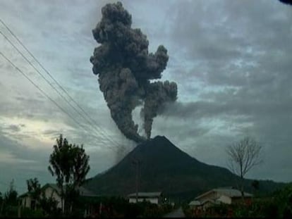 El volcán de Sumatra vuelve a entrar en erupción complicando el tráfico aéreo