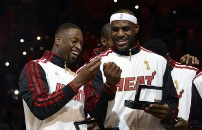 Wade (izq.) y Lebron James bromean tras recibir el anillo de campeón de la NBA 2011/2012