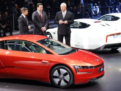 El VW XL1 es el coche de serie más eficiente: gasta 0,9 litros. Félix Baumgartner, el saltador de la estratosfera (izquierda) lo presentó en Ginebra.