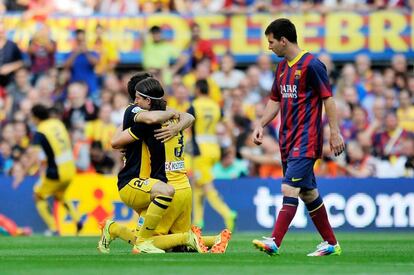 Messi observa a Juanfran y Filipe Luis celebrando el titulo