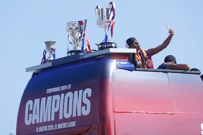 Lamine Yamal se hace un selfi junto a los trofeos conseguidos por el FC Barcelona esta temporada.