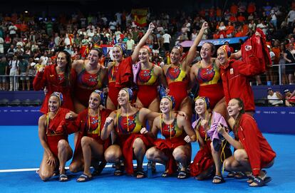 Las jugadoras de España celebran el pase a semifinales en el pabellón de La Défense, este martes en París.