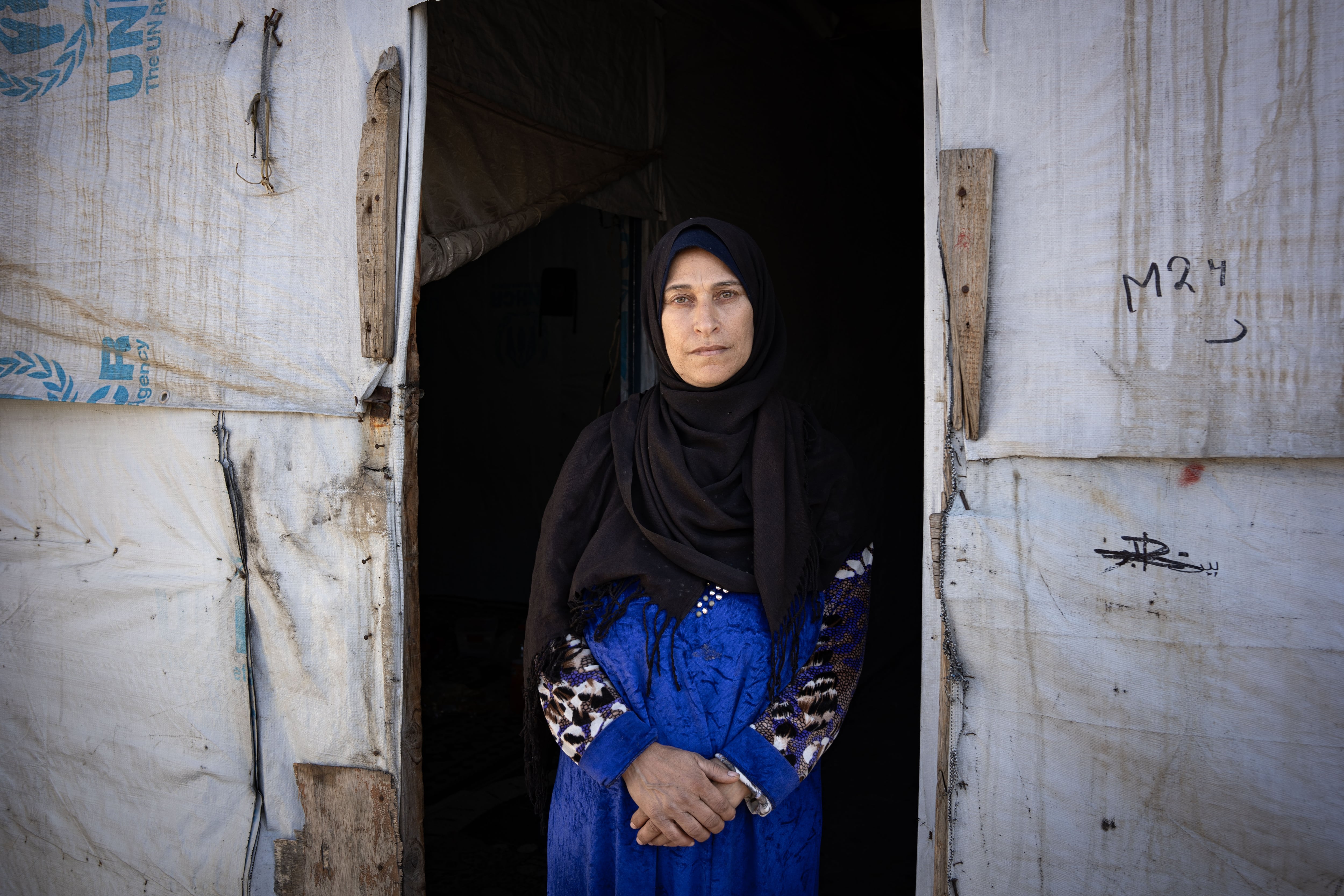 La refugiada siria Shadia Mohammad Jesm, de 50 años, en el campo de refugiados Jasmine, en Saadnayel (Líbano), a pocos kilómetros de la frontera con Siria. Tras llevar cinco años viviendo en este asentamiento, planea volver a su país tras la caída del régimen de Bachar Al Asad.