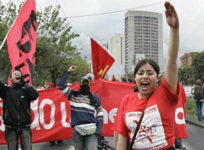 Miembros de la Coordinadora Continental Bolivarianal (CCB) protestan ante la embajada de EE UU en Quito.