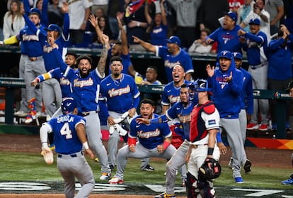 Javier Sanoja del equipo de Beisbol de Venezuela después de ganar el WBC.