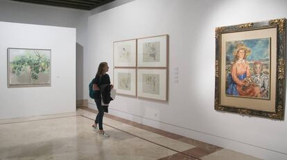 Una mujer observa algunas de las obras de &#039;Un panorama del arte actual en la Colecci&oacute;n Focus&#039;. 