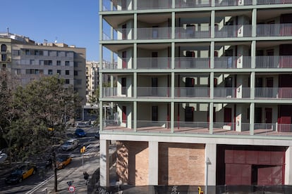 Viviendas públicas en construcción en la plaza de les Glòries de Barcelona, uno de los polos de nuevos pisos sociales del Ayuntamiento en la ciudad.