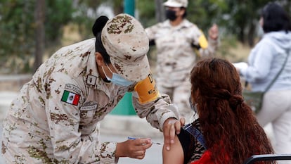Militares mexicanos vacunan en el municipio de Ensenada, en Baja California (México), a mediados de junio.