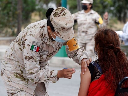 Militares mexicanos vacunan en el municipio de Ensenada, en Baja California (México), a mediados de junio.