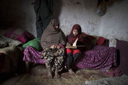 Tadjroshan y su hija Ayman, de 40 y 12 años respectivamente, en su casa en una barriada en las afueras de Islamabad. Tadjroshan fue a la escuela solo dos años, tiempo suficiente para aprender a leer el Corán; luego continuó a la práctica de lectura en casa. Ahora enseña el Corán a las chicas locales. Le gustaría cumplir el sueño de su hija de ir a la universidad. Aymnan quiere ser médica y espera que sus padres puedan financiarle los estudios.