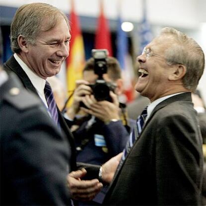 El ministro de Defensa británico, Geoffrey Hoon (izquierda), departe con su homólogo de EE UU, Donald Rumsfeld, ayer.