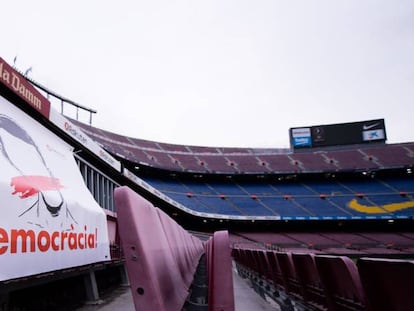 El cartell que adornava l'estadi a porta tancada.