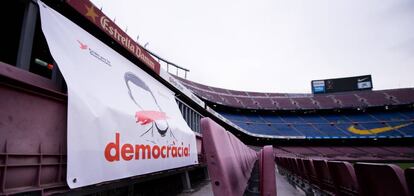 El cartell que adornava l'estadi a porta tancada.