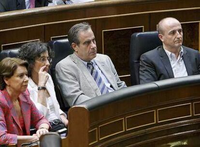 A la izquierda, Miguel Sebastián, ayer en el Congreso, con otros ministros.