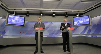 Griñán (a la izquierda) y Pérez Rubalcaba, en la sede federal del PSOE.