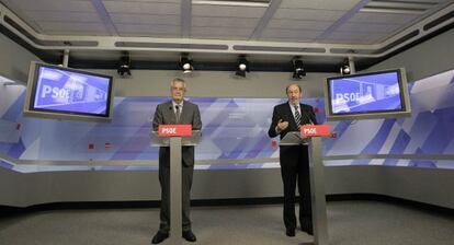 Gri&ntilde;&aacute;n (a la izquierda) y P&eacute;rez Rubalcaba, en la sede federal del PSOE.