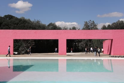 Cuadra San Cristóbal o el paraíso, según Luís Barragán (Ciudad de México, México). Pedro Torrijos opina que la obra del arquitecto Luis Barragán (1902-1988), maestro en el uso de la luz y del color y el único mexicano en recibir el premio Pritzker, es un símbolo de la arquitectura moderna en México y, aún más, un símbolo del propio país norteamericano. Se decanta por Cuadra San Cristóbal: una finca privada con una casa y establos para caballos ubicada en Los Clubes, enclave residencial adyacente a Las Arboledas, también desarrollado por Barragán, en una antigua zona rural al noreste de Ciudad de México, según la descripción que puede leerse en la web de la Barragán Foundation. Es “una experiencia visual y espacial”, enfatiza. Un largo muro acabado en estuco rosa define el eje norte-sur de la parcela, dividiéndola en dos porciones: una sección más estrecha hacia el oeste, reservada a los espacios privados de la residencia, y, hacia el este, los principales espacios residenciales, así como las instalaciones ecuestres. En el centro, una cuenca de suave pendiente sirve como estanque para los caballos. “No sé como será el paraíso ni si existe, pero a mí me gusta pensar que se parecerá a este lugar”, comenta Torrijos.