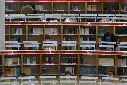 Un grupo de jóvenes estudia en una biblioteca.