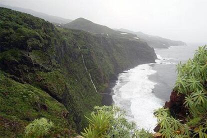 Los fuertes chubascos han formado cascadas de agua en La Palma como la de la foto, en la playa de Nogales.