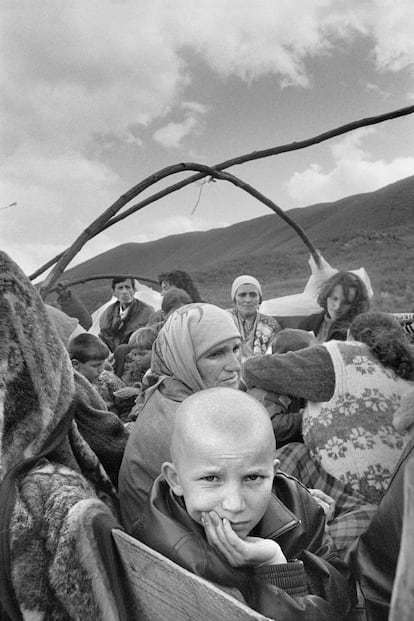 Refugiados albanokosovares en un carromato en Morina (Albania), en 1999,