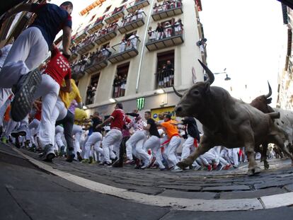 Los toros en la curva de la calle Mercaderes.
