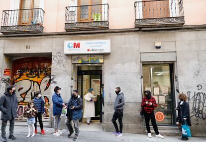 Cola para hacerse un test de covid-19 en un centro de salud de Madrid, el pasado 21 de diciembre.