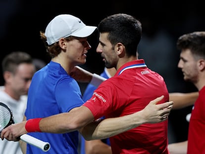 Sinner y Djokovic se saludan tras el partido de dobles en el Martín Carpena.