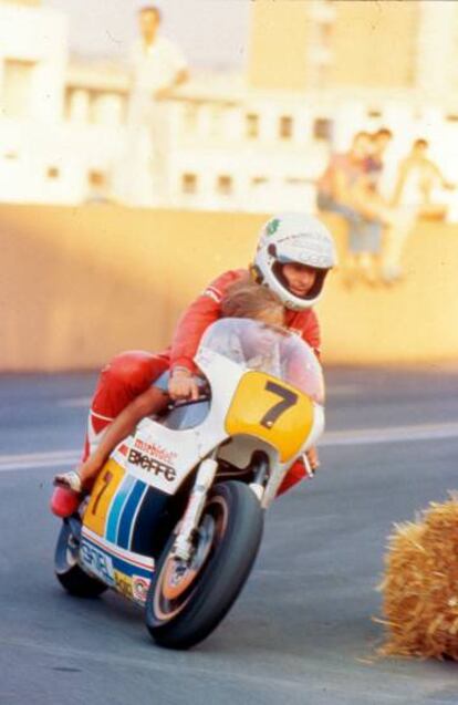 Rossi, a los seis años, con su padre Graziano.