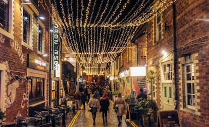 Bares y restaurantes en Ashton Lane, en la ciudad escocesa de Glasgow (Reino Unido).