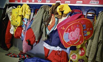 Mochilas y chaquetas de los ni&ntilde;os de la escuela infantil Las Nubes en el distrito de Retiro, Madrid. 