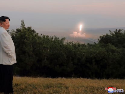 Kim Jong-un supervisaba, en esta imagen distribuida por el régimen, el lanzamiento de un misil, una pruena que se llevó a cabo entre el 25 de septiembre y el 5 de octubre, desde una localización no desvelada.