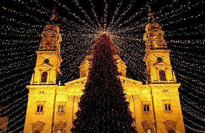 Encendido de un árbol de navidad a la entrada de la Catedral basílica San Estéban en Budapest (Hungría), el 4 de diciembre de 2018.