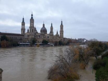 El caudal del río supera en la capital aragonesa los cuatro metros de altura