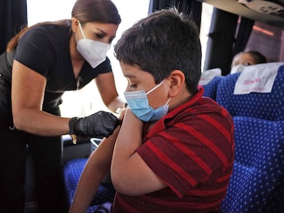 La vacunación en niños de entre 5 y 11 años ya ha comenzado en países como México. En la imagen, un menor recibe la inoculación en Nuevo León.