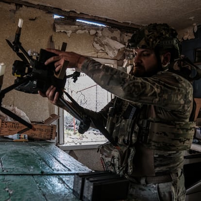 FOTODELDÍA Chasiv Yar (Ucrania), 09/11/2024.- Un soldado ucraniano trabaja en un dron de ataque en la localidad de Chasiv Yar, región de Donetsk, Ucrania, el 11 de septiembre de 2024. El ejército ucraniano modifican sus drones para que puedan cargarse con explosivos que pesen hasta dos kilogramos para poder lanzarlos de forma remota sobre el avance de las tropas rusas. EFE/ Maria Senovilla