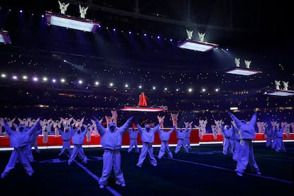 Rihanna subida a una plataforma durante su actuación en la Super Bowl. 