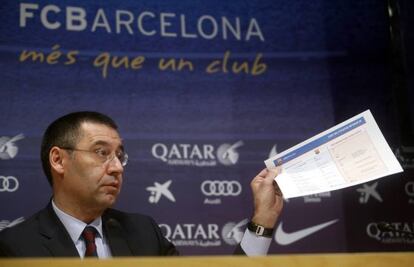Bartomeu amb un document per explicar el fitxatge de Neymar.