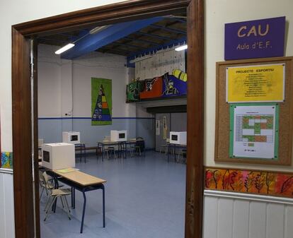 Imagen del aula donde estan las urnas en el colegio Sant Felip Neri del centro de Barcelona