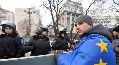 Un manifestante ucranio, con la bandera de la UE, en diciembre.