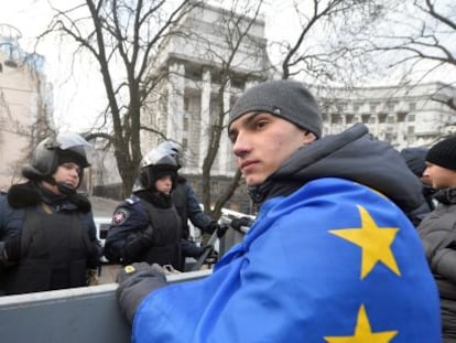 Un manifestante ucranio, con la bandera de la UE, en diciembre.