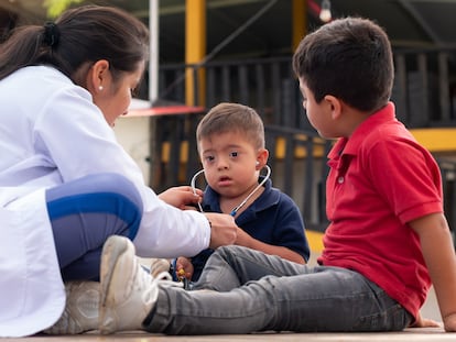 Una pediatra enseña el sonido de su corazón a un niño con síndrome de Down, en Colombia, en agosto de 2022.