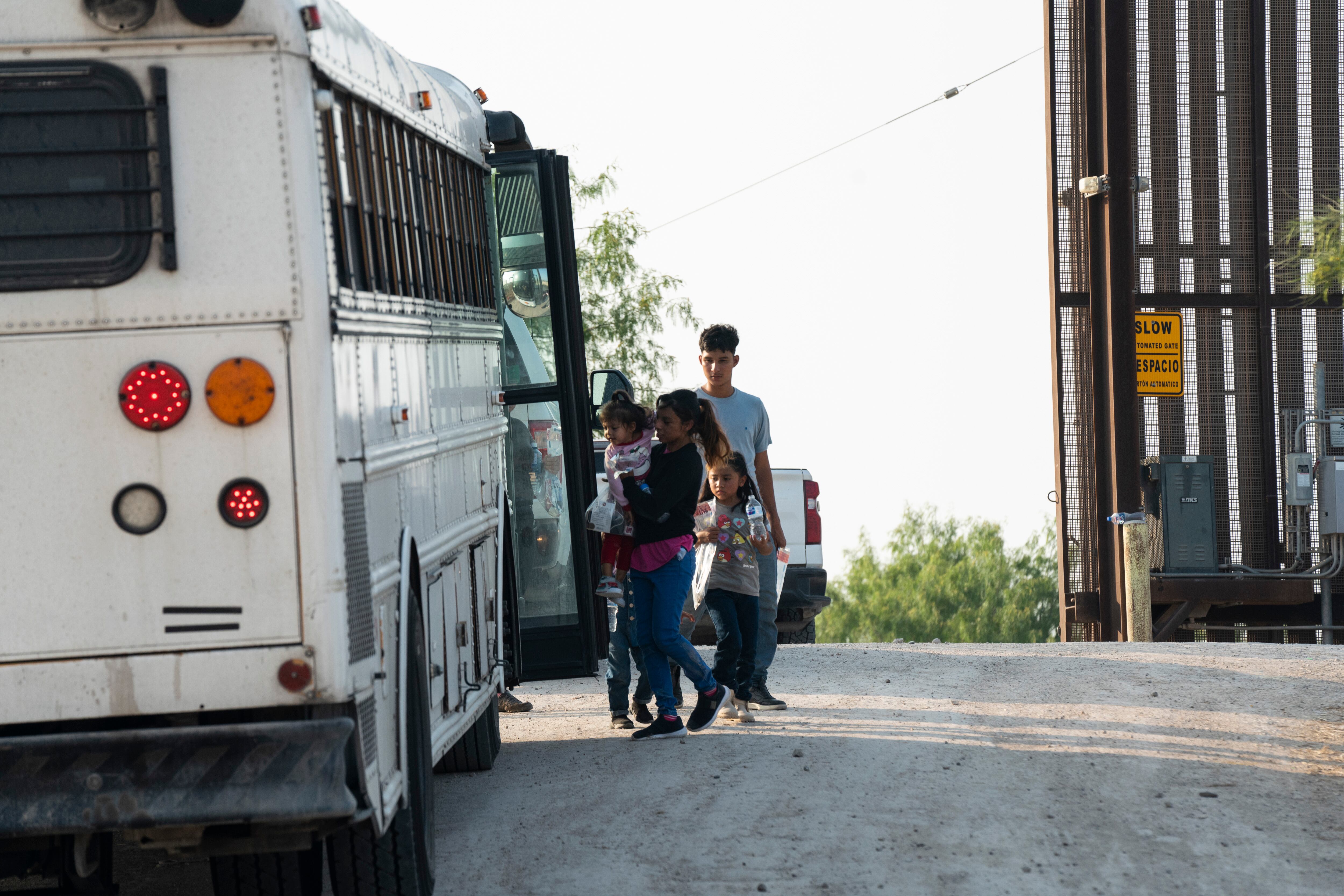 Migrantes abordan un autobús luego de cruzar el Río Grande en Hidalgo (Texas). 