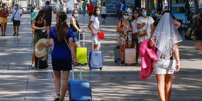  Varias turistas caminan por las Ramblas de Barcelona a finales de julio. 