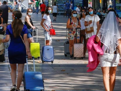  Varias turistas caminan por las Ramblas de Barcelona a finales de julio. 