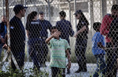 Un ni&ntilde;o este jueves en el campo de detenci&oacute;n de Moria, en la isla griega de Lesbos.