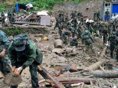 Más de 300 policías, militares y socorristas participan en las labores de búsqueda de 16 desaparecidos tras un deslizamiento de tierra
